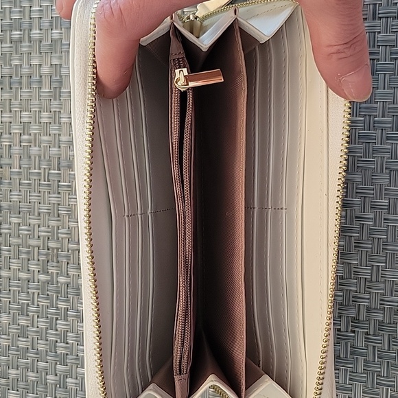 Steve Madden Wallet White Wovern Zip Around Wallet  Very Clean - Picture 3 of 11